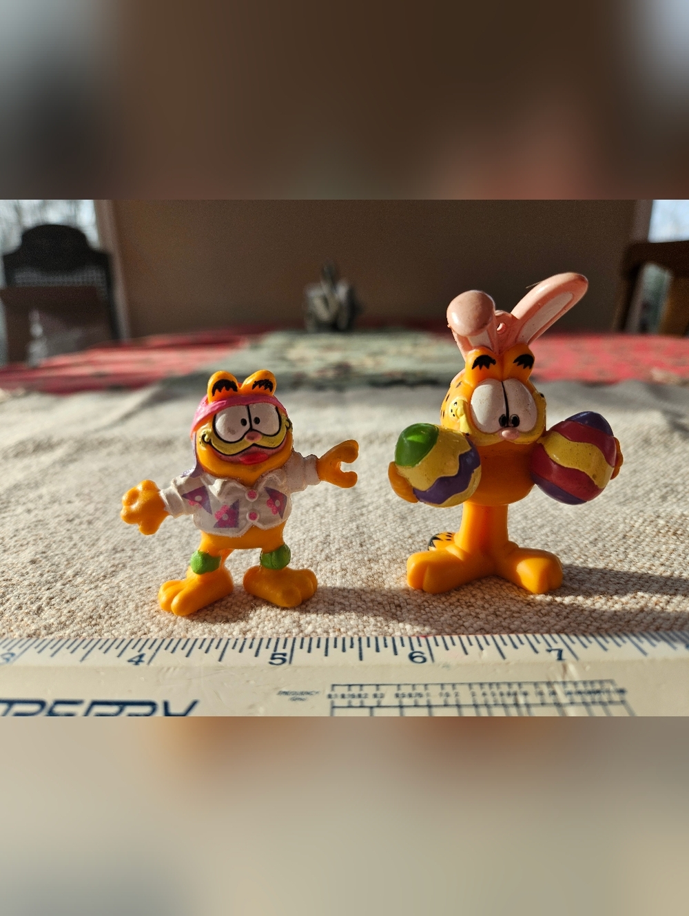 Vtg 2004 Paws GARFIELD PVC Figurine Easter Bunny Rabbit holding Eggs